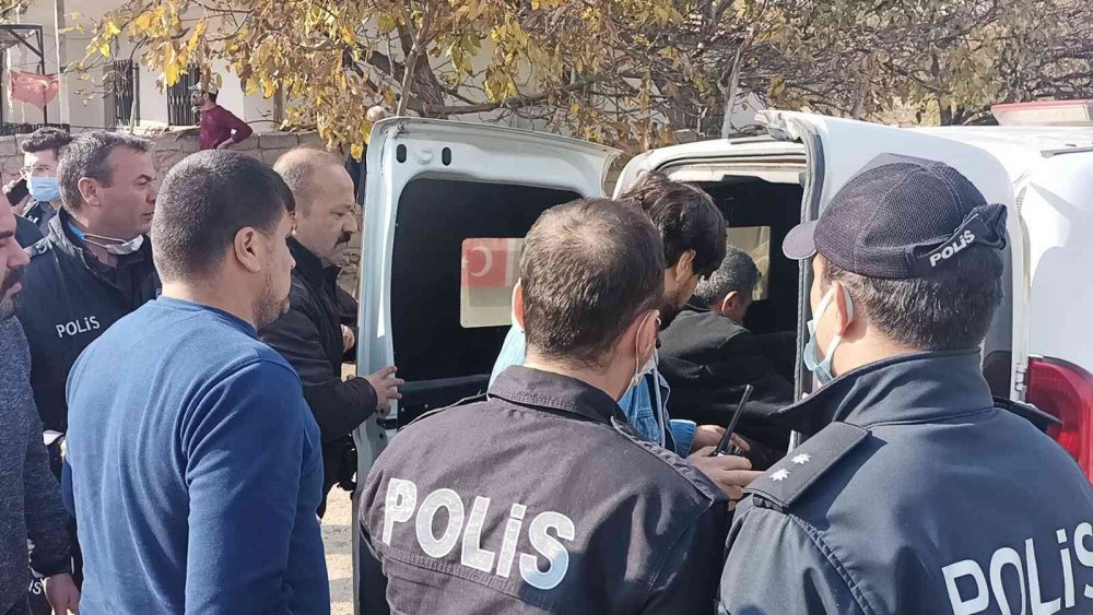 Dehşet! Dünürünü Öldürüp 2 Kişiyi Ağır Yaraladı, Olay Yerine Gelince Yakalandı