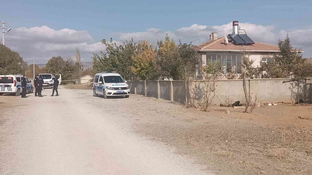 Dehşet! Dünürünü Öldürüp 2 Kişiyi Ağır Yaraladı, Olay Yerine Gelince Yakalandı