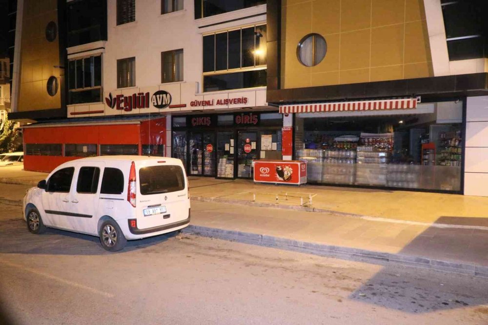 Aksaray'da Dondurma Çalan Yabancı Uyruklu 2 Şahıs Bekçilere Yakalandı