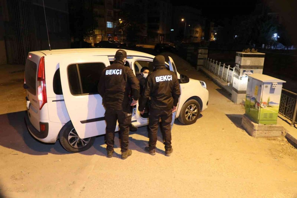 Aksaray'da Dondurma Çalan Yabancı Uyruklu 2 Şahıs Bekçilere Yakalandı