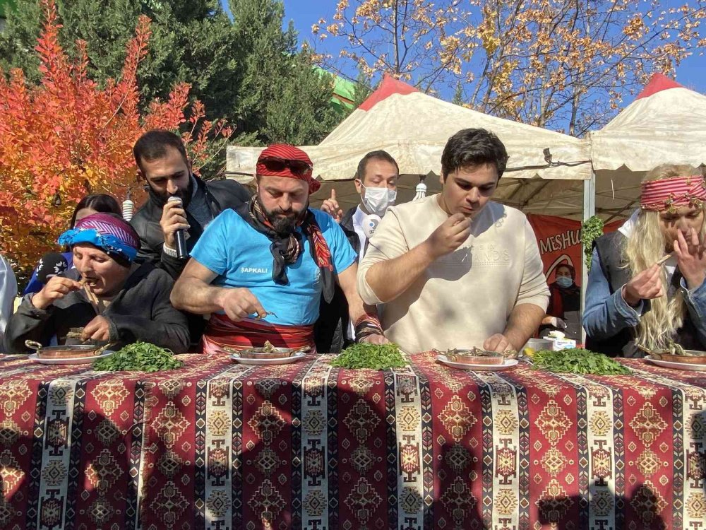 Hamsi Yeme Yarışması Renkli Görüntüler Oluşturdu