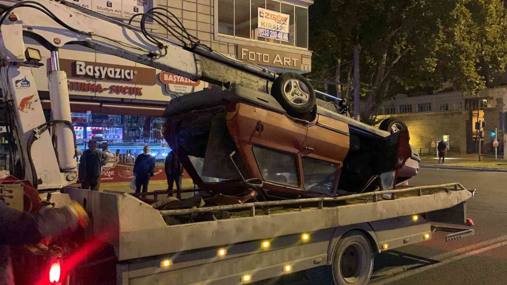 Kaza yaparak ters dönen otomobilde 4 kişi yaralandı