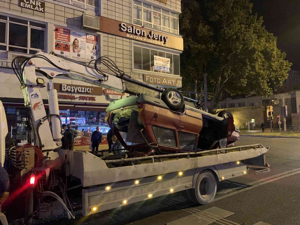 Kaza yaparak ters dönen otomobilde 4 kişi yaralandı