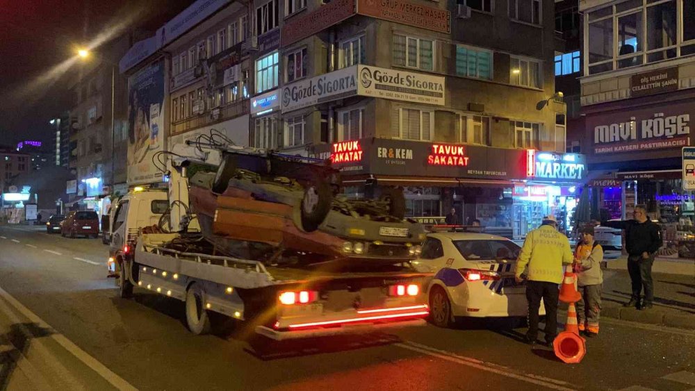 Kaza yaparak ters dönen otomobilde 4 kişi yaralandı