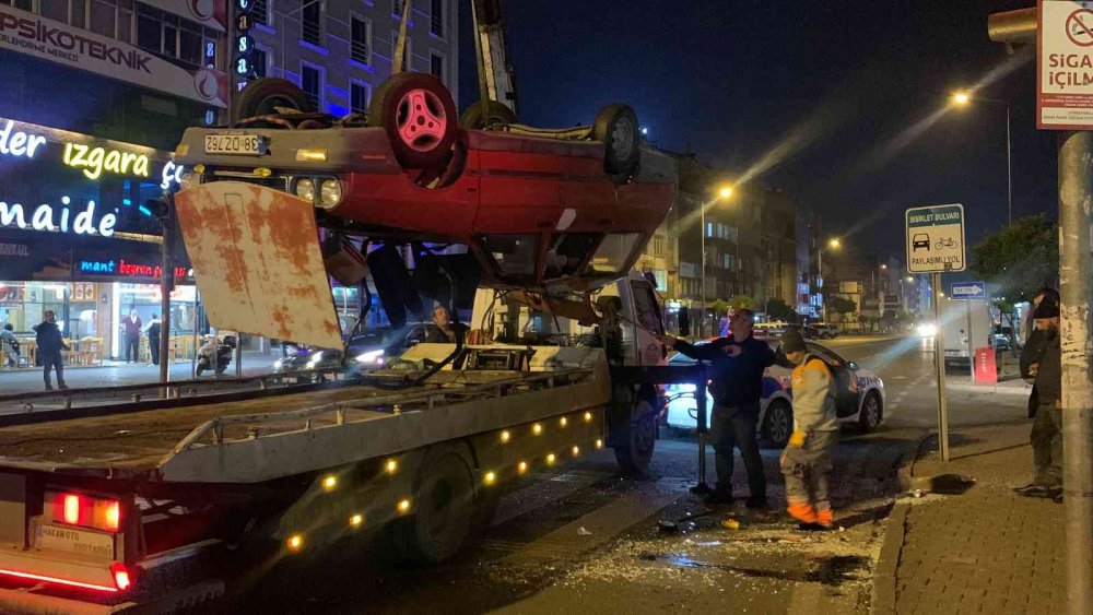 Kaza yaparak ters dönen otomobilde 4 kişi yaralandı