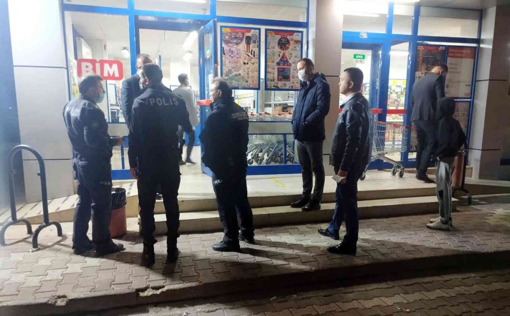 Konya'da Cerrahi Maskeli Silahlı Soyguncu Marketten 2 Bin 500 TL Çaldı