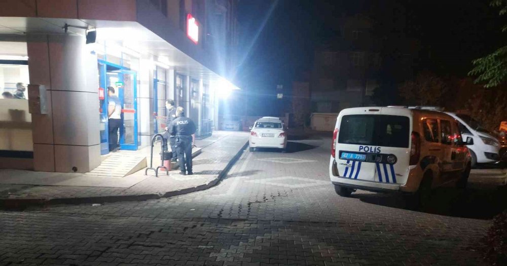 Konya'da Cerrahi Maskeli Silahlı Soyguncu Marketten 2 Bin 500 TL Çaldı