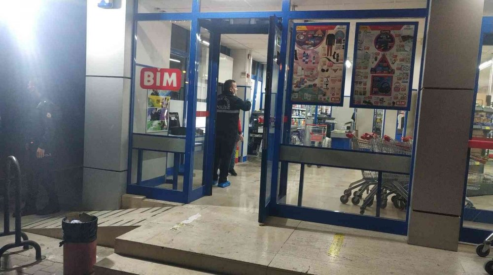 Konya'da Cerrahi Maskeli Silahlı Soyguncu Marketten 2 Bin 500 TL Çaldı