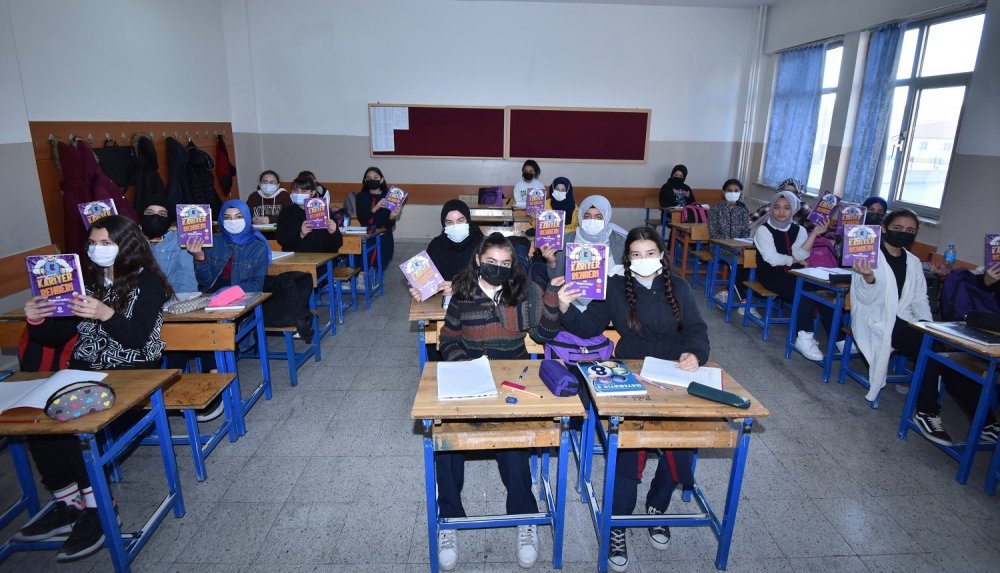 Karatay'dan öğrencilere "Kariyer Rehberi Planlama" defteri