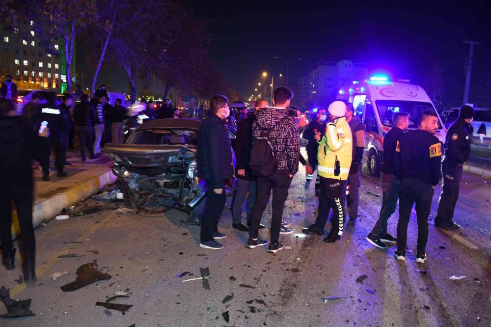Aksaray'dan Üzen Haber! Yaralılara Yardımına Koşan Genç Aracın Altında Kaldı