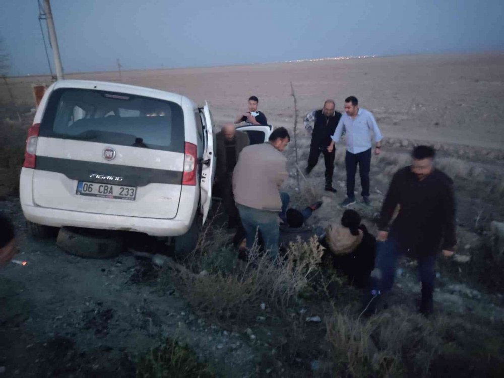 Cihanbeyli'de Hafif Ticari Araç Şarampole Uçtu: 5 Yaralı