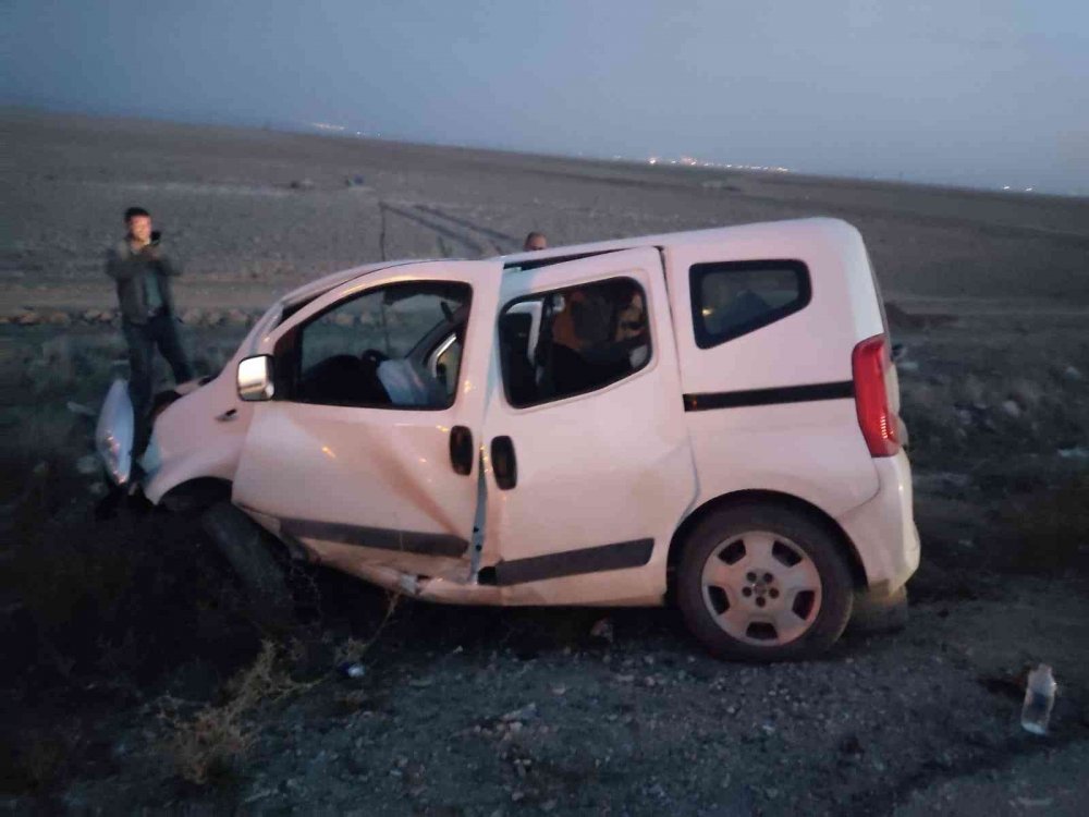 Cihanbeyli'de Hafif Ticari Araç Şarampole Uçtu: 5 Yaralı