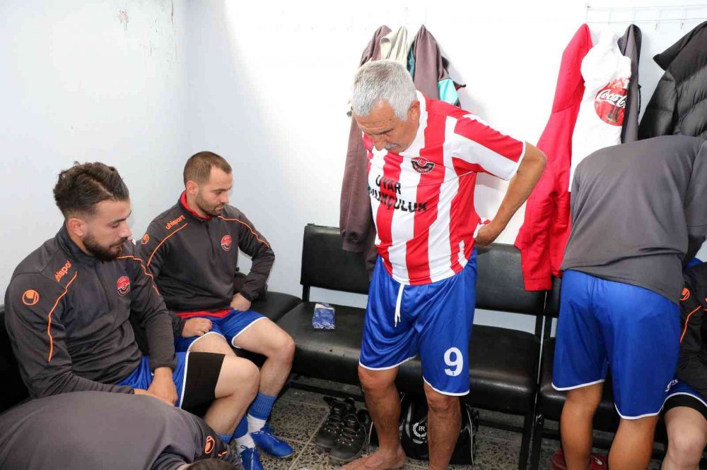72 Yaşındaki Futbolcu Yeni Takımındaki İlk Maçında Büyük Beğeni Topladı