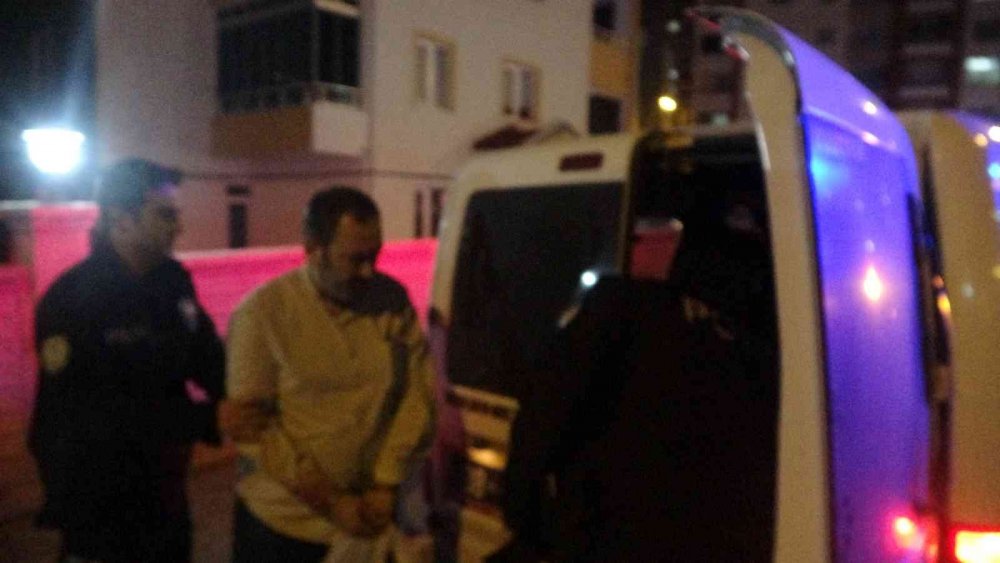 Öfkeli Baba Tartıştığı Öz Kızının Boğazını Kesmiş