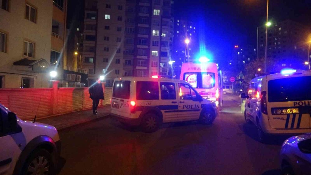 Öfkeli Baba Tartıştığı Öz Kızının Boğazını Kesmiş