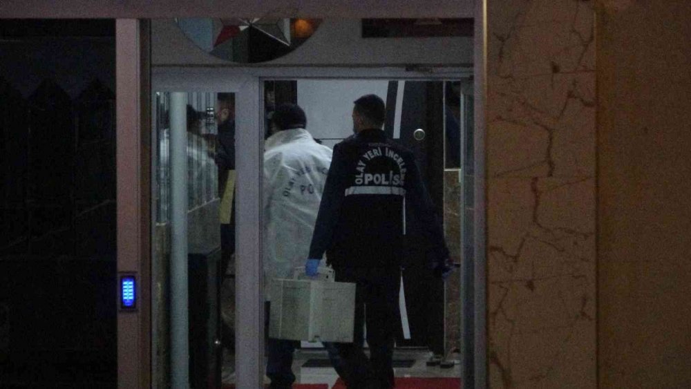 Öfkeli Baba Tartıştığı Öz Kızının Boğazını Kesmiş