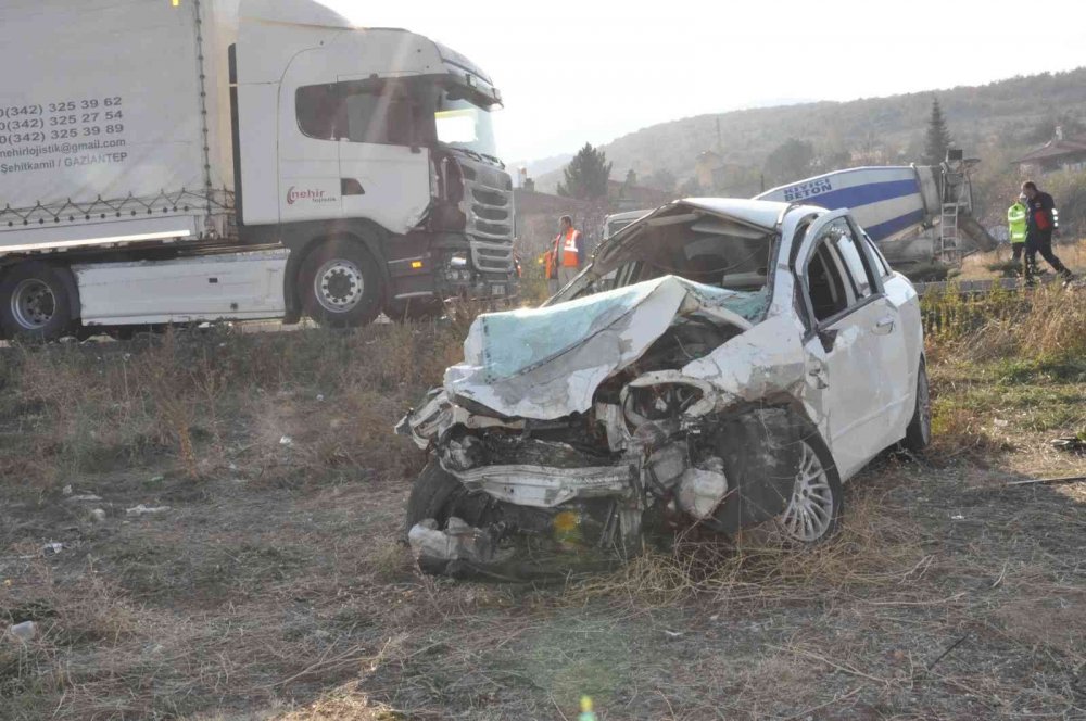 Karşı Şeride Geçen Kamyonet Otomobille Çarpıştı: 2 Ölü