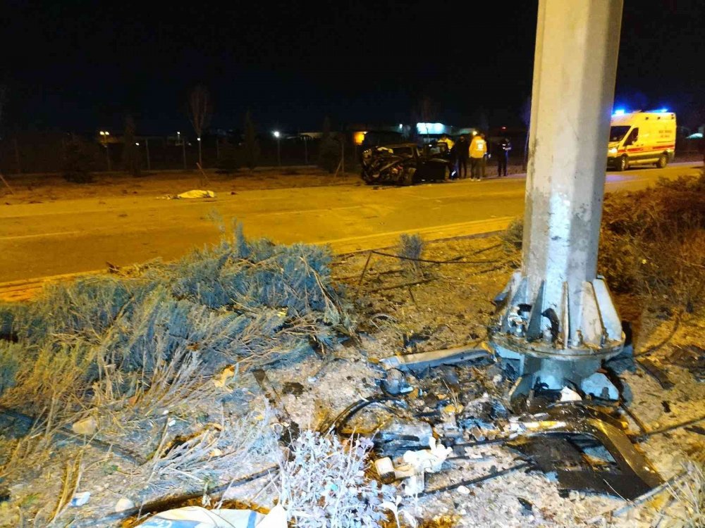 Konya-Aksaray Yolunda Direğe Çarpan Arabanın Hız Kadranı 230’da Takılı Kaldı: 3 Ölü, 3 Yaralı