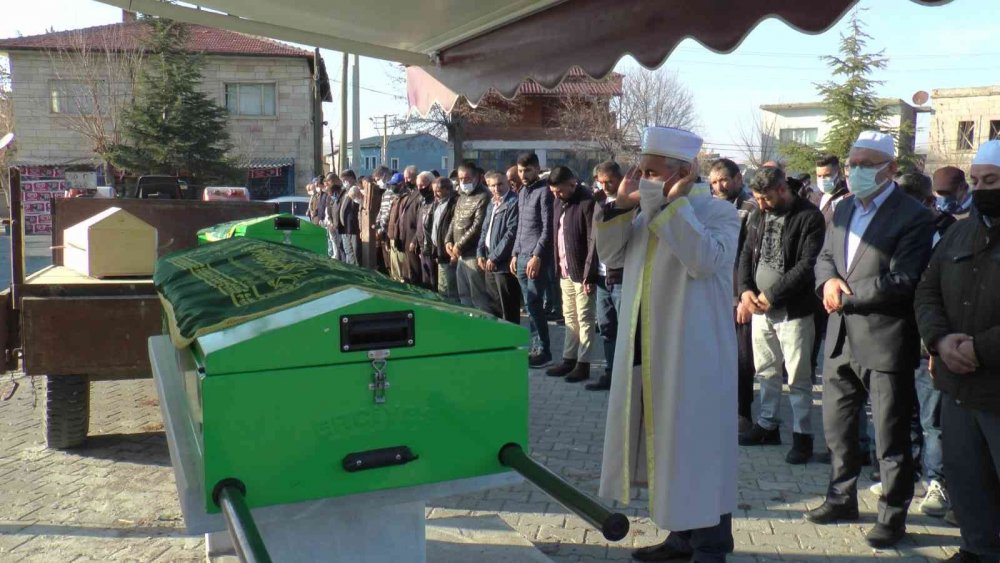 Konya'daki Kazada Yaşamını Yitiren Aynı Aileden 3 Kişi Toprağa Verildi