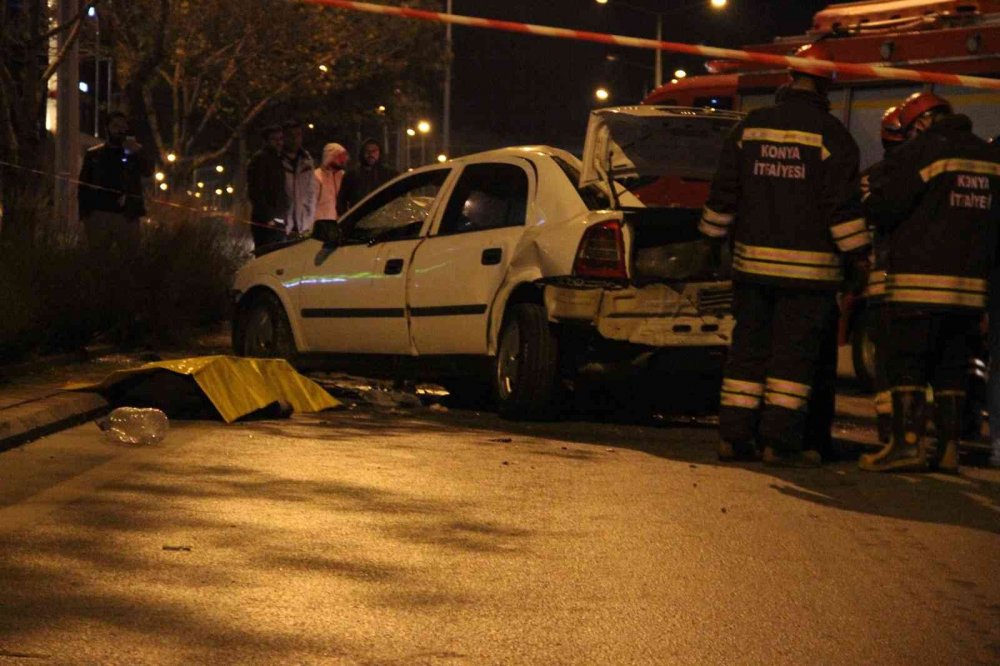 Konya'da yarış yaptığı öne sürülen araba ağaca çarptı: 2 ölü, 1 yaralı