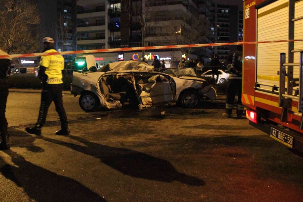 Konya'da yarış yaptığı öne sürülen araba ağaca çarptı: 2 ölü, 1 yaralı