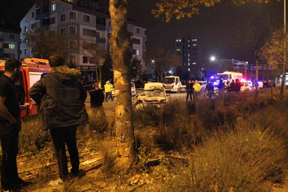 Konya'da yarış yaptığı öne sürülen araba ağaca çarptı: 2 ölü, 1 yaralı