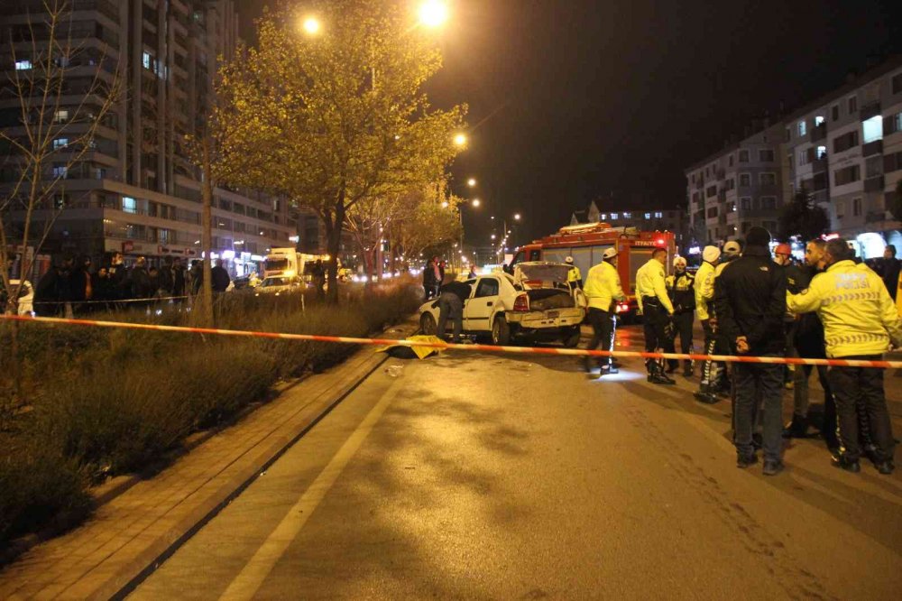 Konya'da yarış yaptığı öne sürülen araba ağaca çarptı: 2 ölü, 1 yaralı