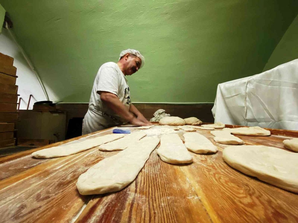 3 Asırlık Taş Fırında 3 Kardeş Geleneksel Ekmek Yapıyor
