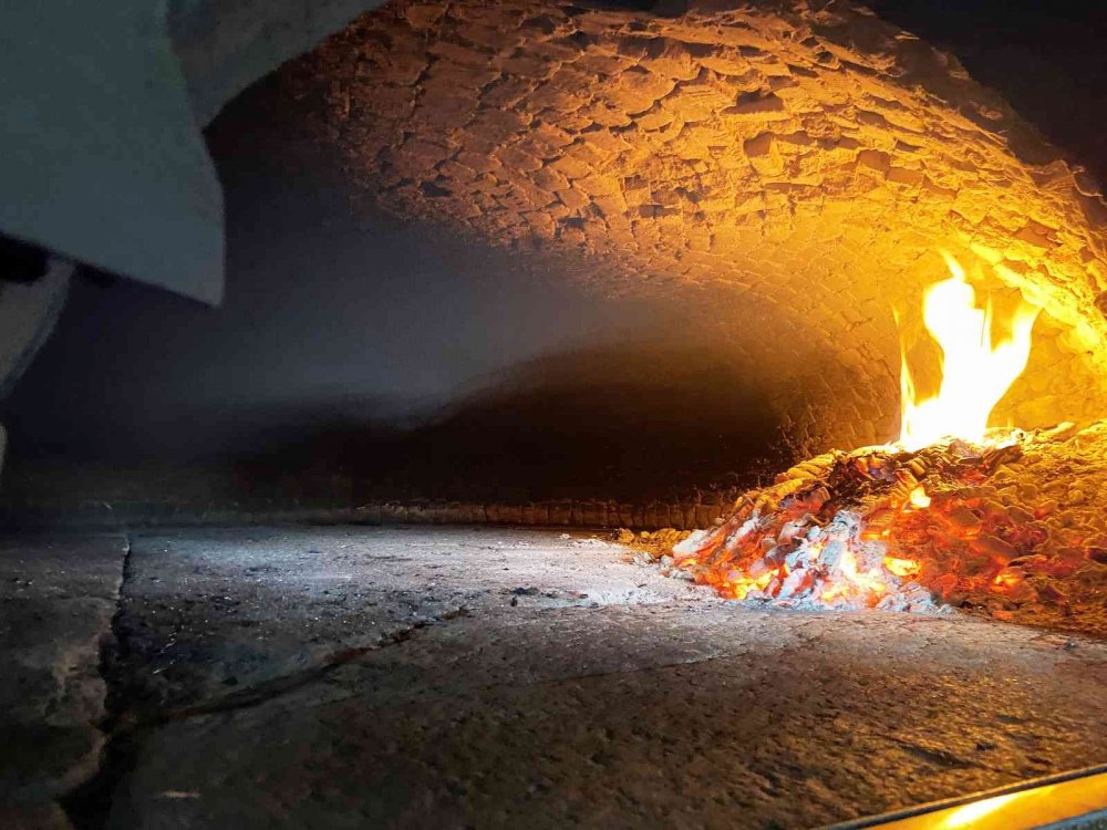 3 Asırlık Taş Fırında 3 Kardeş Geleneksel Ekmek Yapıyor