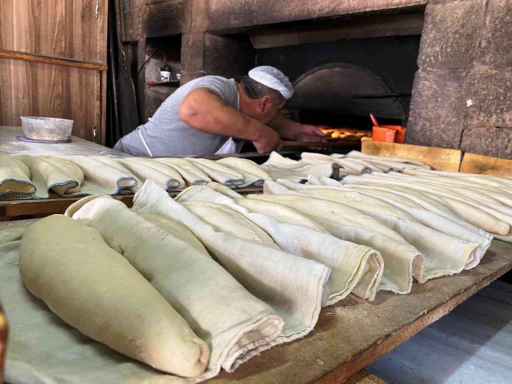 3 Asırlık Taş Fırında 3 Kardeş Geleneksel Ekmek Yapıyor