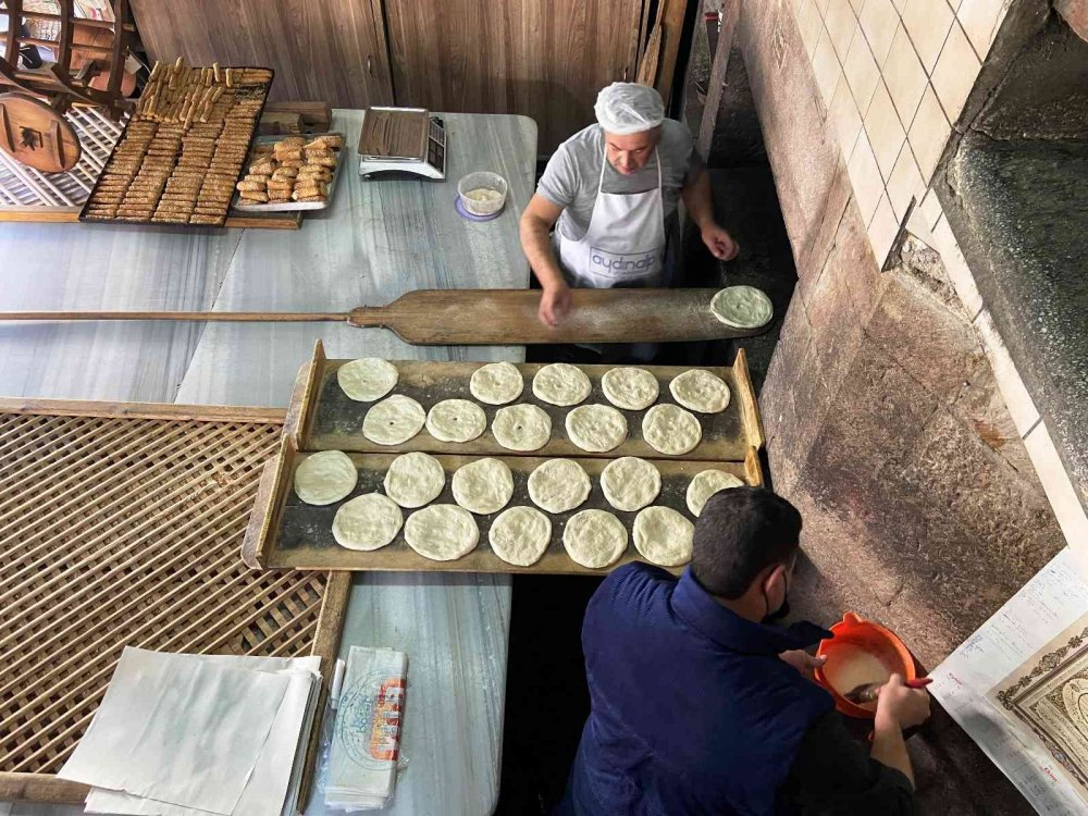 3 Asırlık Taş Fırında 3 Kardeş Geleneksel Ekmek Yapıyor
