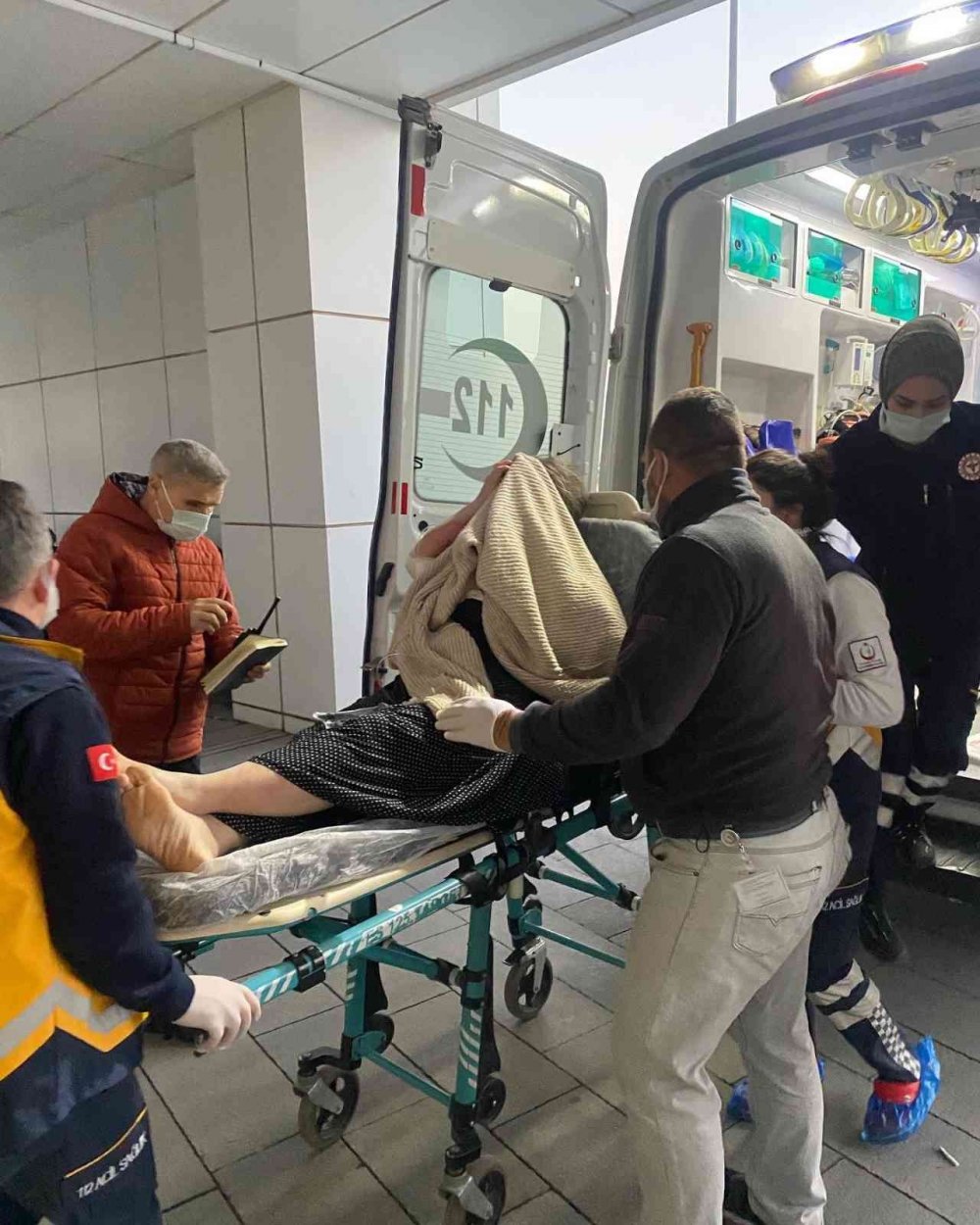 Aksaray'da 65 yaşındaki koca eşini bıçakladı, bıçağın kırılan parçası göğsünde kaldı