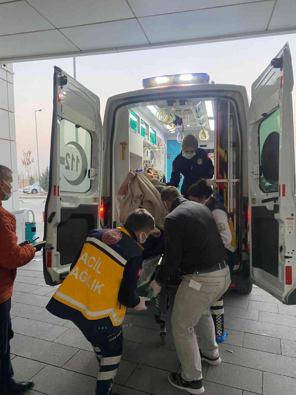 Aksaray'da 65 yaşındaki koca eşini bıçakladı, bıçağın kırılan parçası göğsünde kaldı