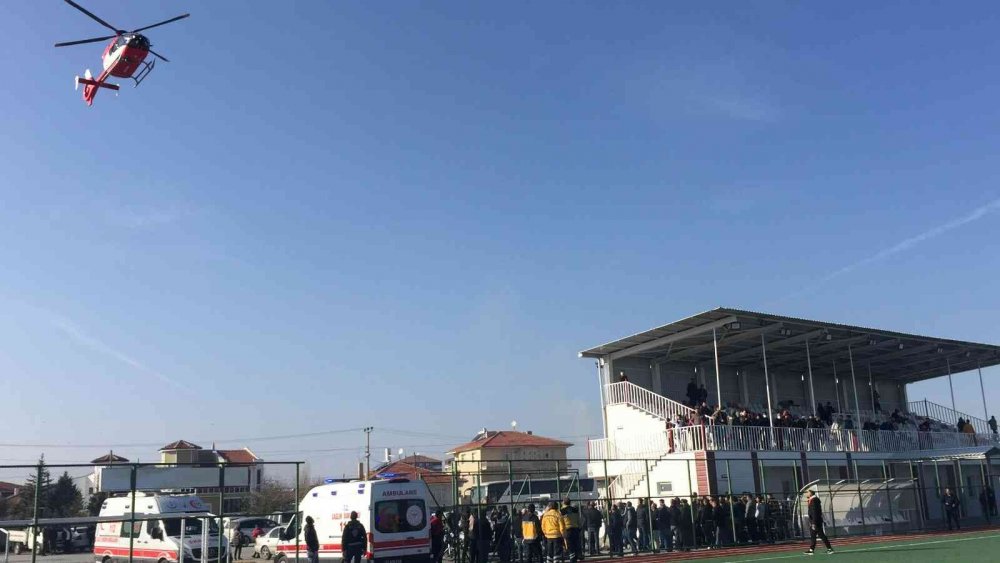 Gölyazıspor'un maçında devre arasında helikopter ambulans sahaya indi