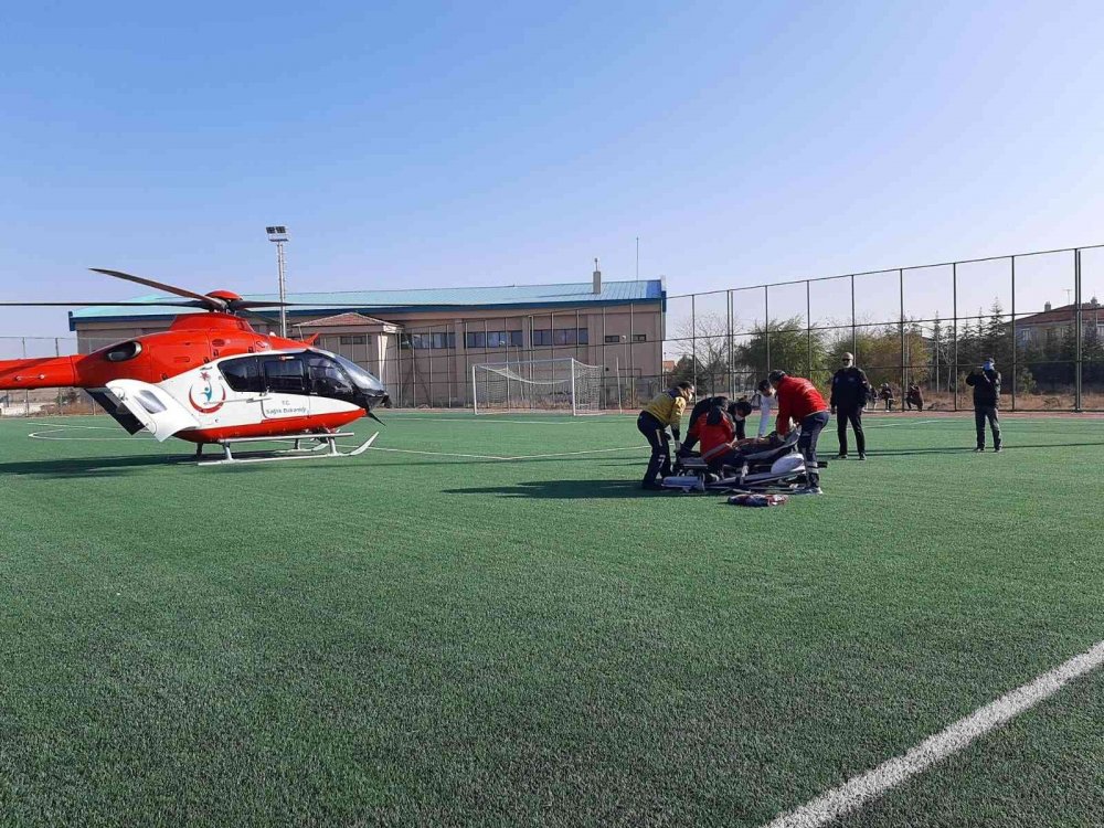 Gölyazıspor'un maçında devre arasında helikopter ambulans sahaya indi