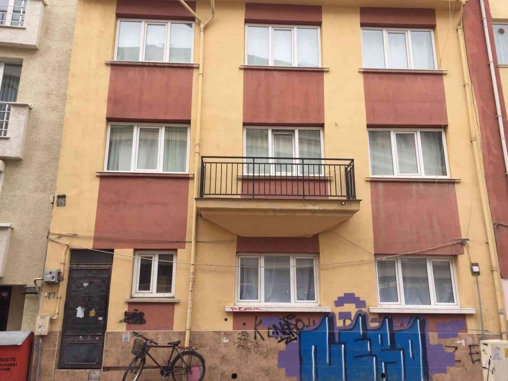 Şaka Gibi! Balkonu Yapıp Kapıyı Unuttular