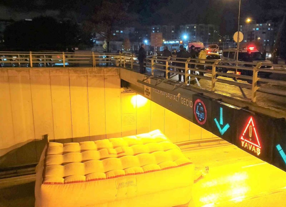 Kızgın Koca Eşine Kızdı, Alt Geçitten Atladı