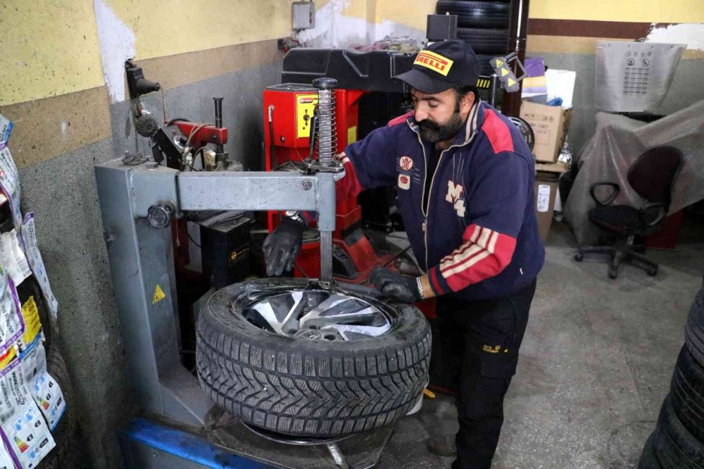 Lastikçiler: "Sıcaklıklar 7 derecenin altına düşmeden değiştirin"