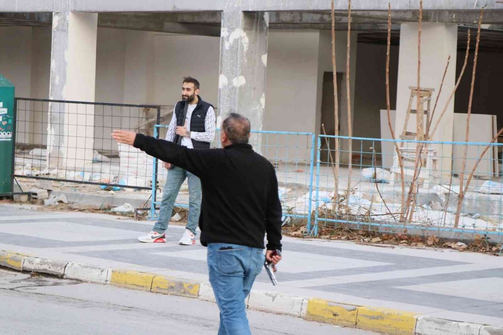 Aksaray'da korku dolu anlar! Bir kişiyi tüfekle vurdu, yakalanacağını anlayınca tüfeği önce polise sonra kendine doğrulttu