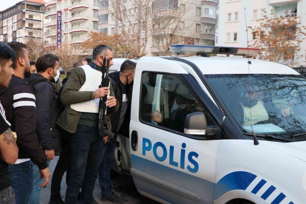 Aksaray'da korku dolu anlar! Bir kişiyi tüfekle vurdu, yakalanacağını anlayınca tüfeği önce polise sonra kendine doğrulttu