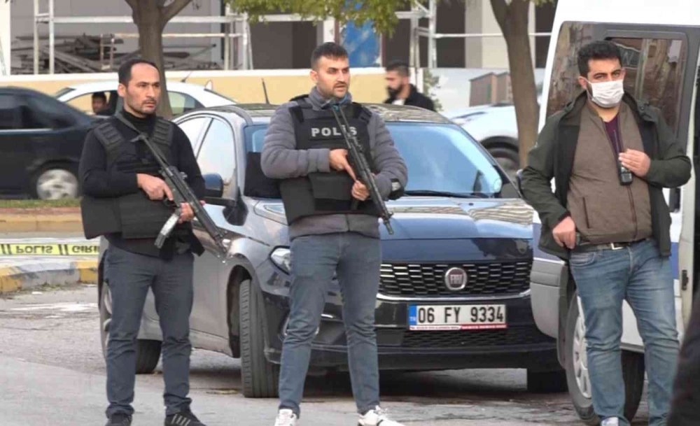 Aksaray'da korku dolu anlar! Bir kişiyi tüfekle vurdu, yakalanacağını anlayınca tüfeği önce polise sonra kendine doğrulttu