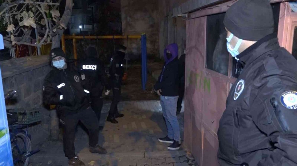 Üzerindeki Tabanca ve Bıçakla Yakalanan Genç Gözaltına Alındı