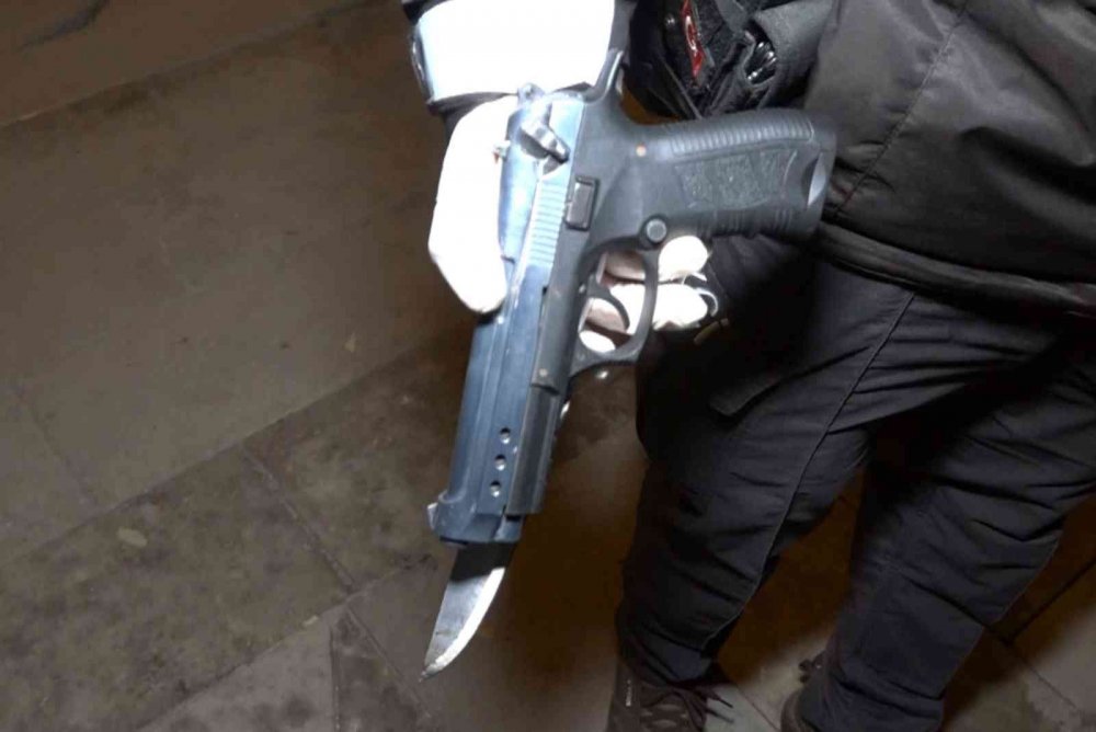 Üzerindeki Tabanca ve Bıçakla Yakalanan Genç Gözaltına Alındı