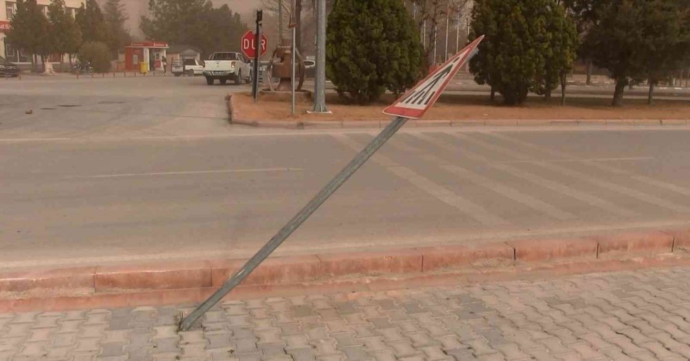 Aksaray-Konya Yolunda Fırtına Hayatı Olumsuz Etkiliyor