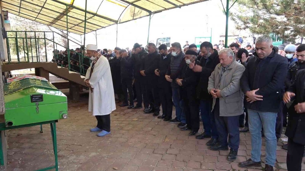 Babası Tarafından Öldürülen Hazal Karakaya Toprağa Verildi