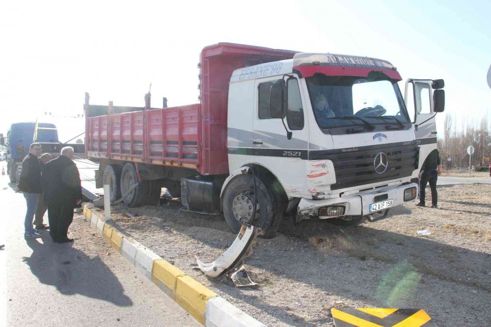 Konya’da kamyon traktörle çarpıştı: 2 yaralı