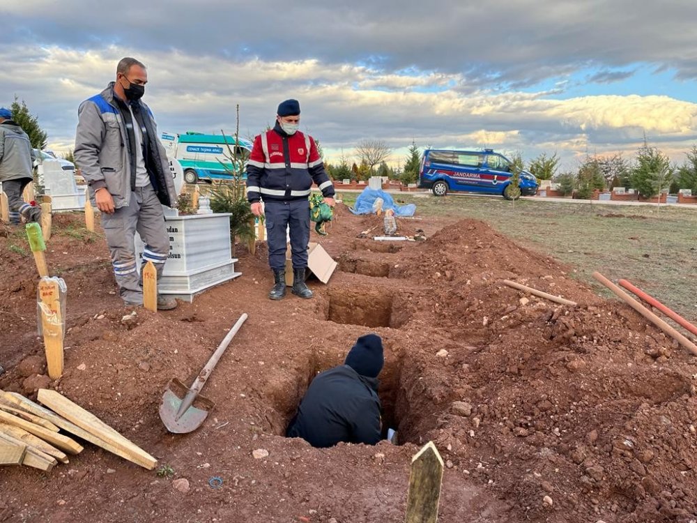 Çöplükte cesedi bulunan kız bebeğe ilişkin acı gerçek otopsi raporuyla ortaya çıktı