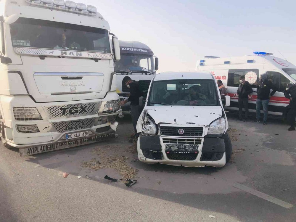 Konya-Aksaray Yolunda Kum Fırtınası Zincirleme Kazaya Sebep Oldu: 7 Yaralı