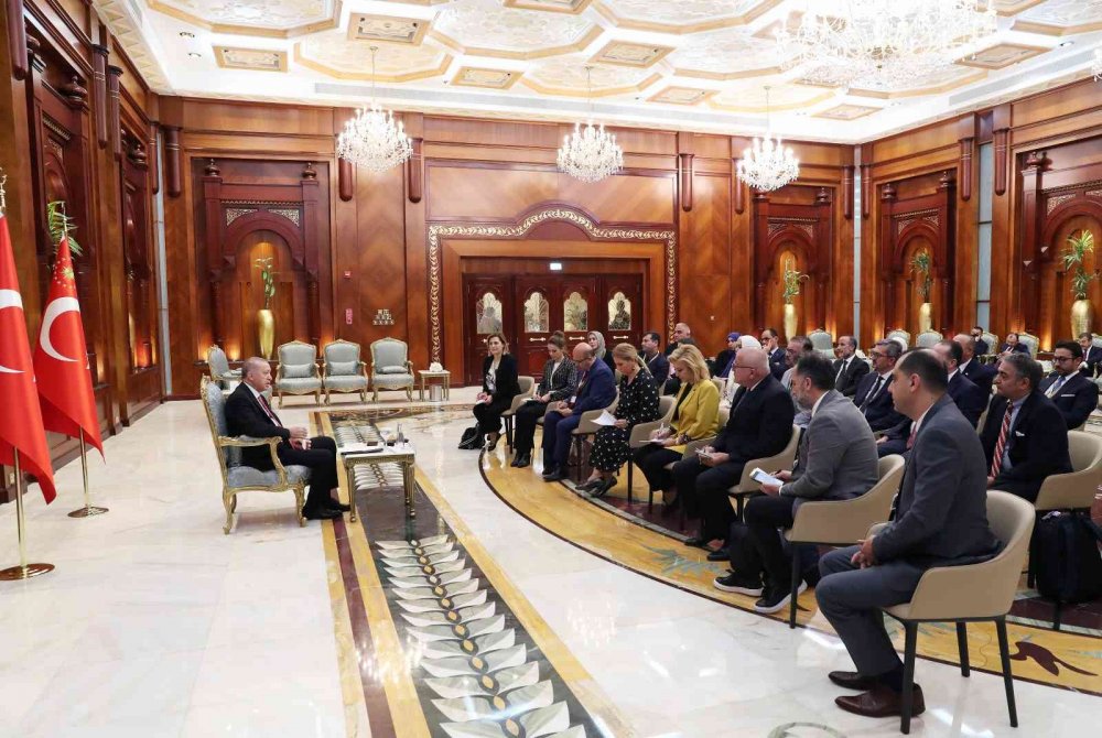 Erdoğan, “Ana muhalefetin başındaki bir adamın yaptığı hareketlere bir bakın”