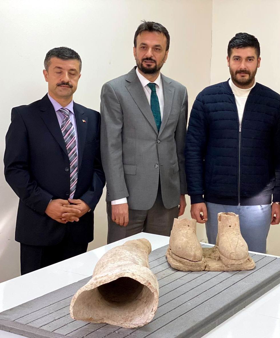 Çiftçi, nadas yaparken pulluğa heykel takıldı